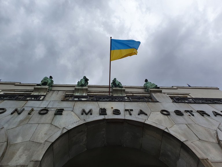 Ukrajinská vlajka na Nové radnici. Foto: MMO